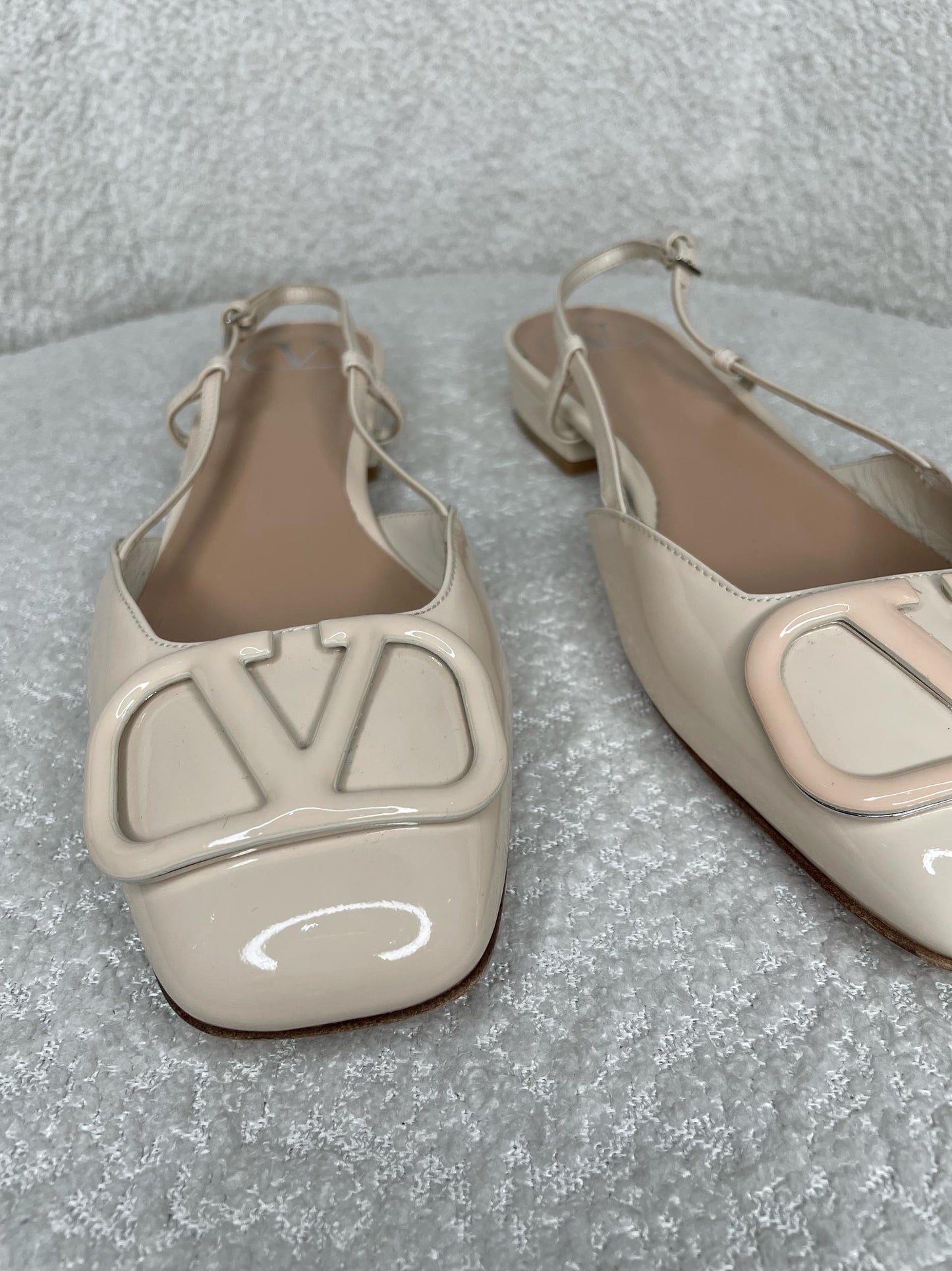 Slingback de piel con logo en V