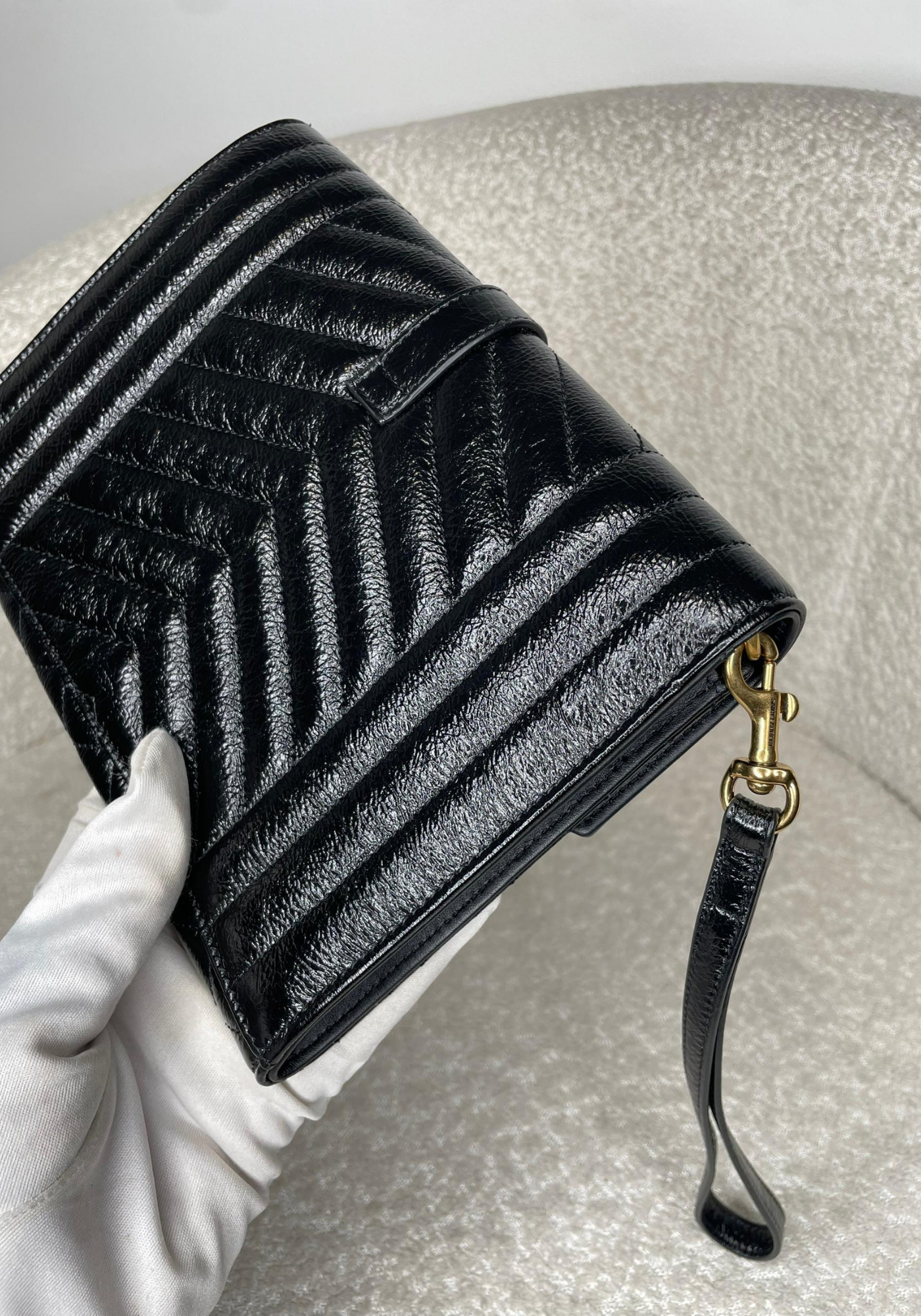 Cartera tipo sobre con solapa