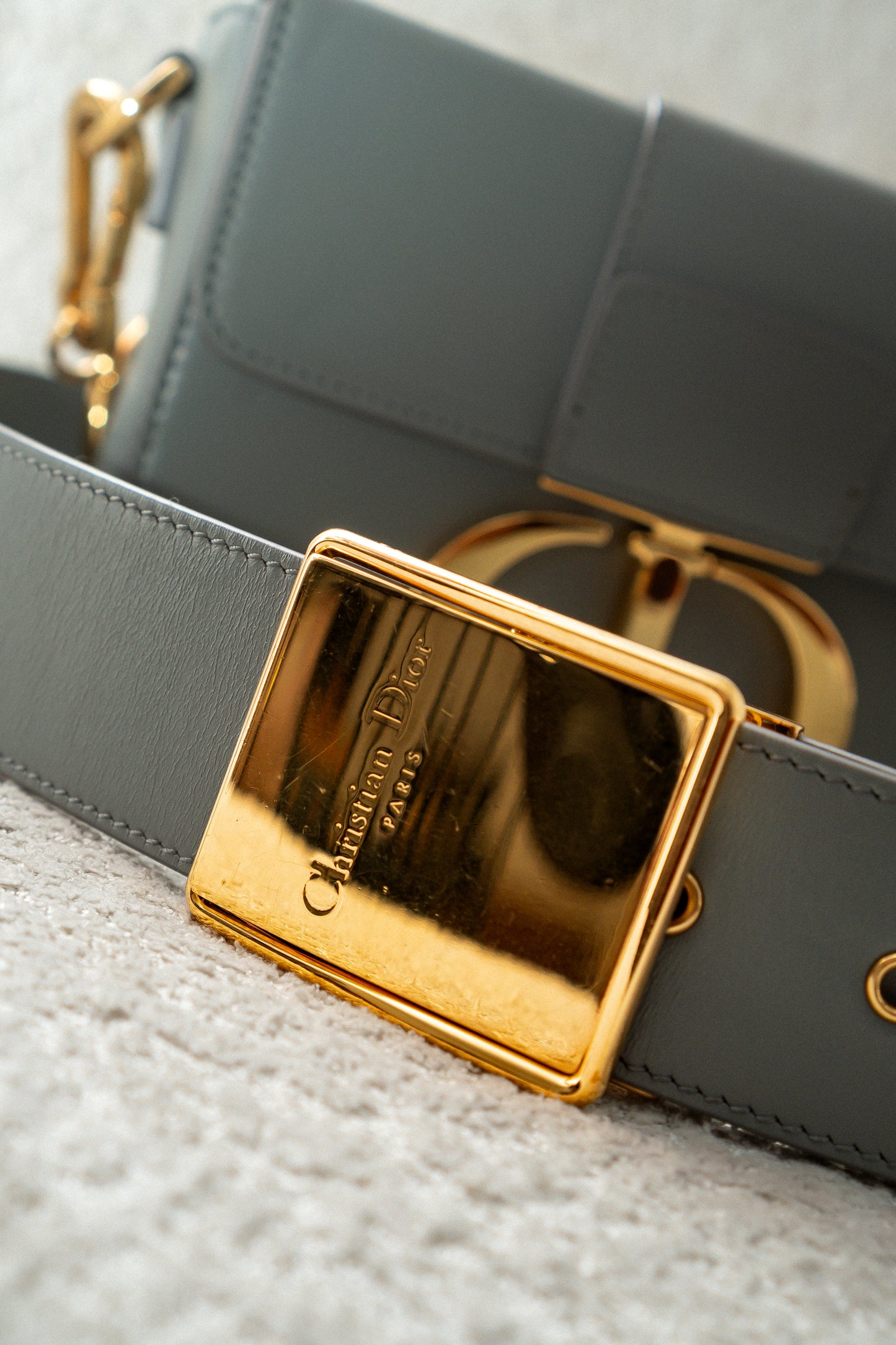 Bolso Montaigne 30 de piel de becerro gris con herrajes dorados