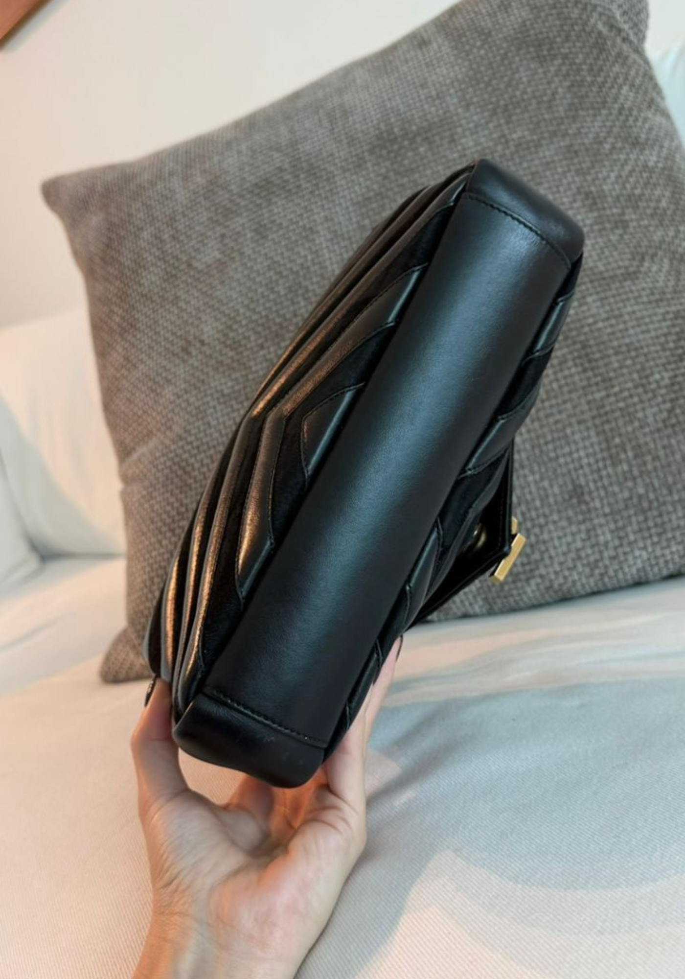 Cartera tipo sobre con solapa