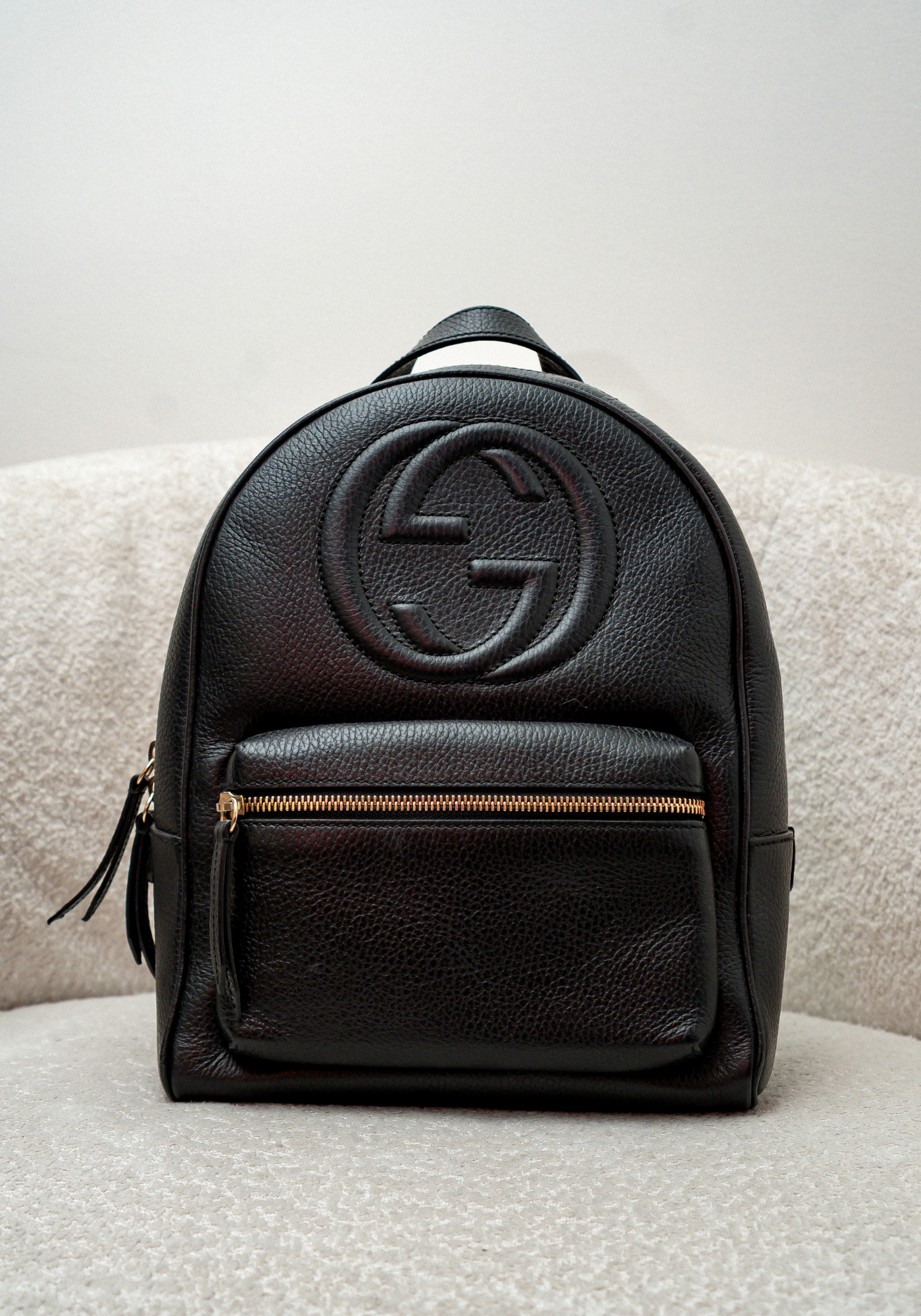 Mochila bandolera de cuero negro con cadena