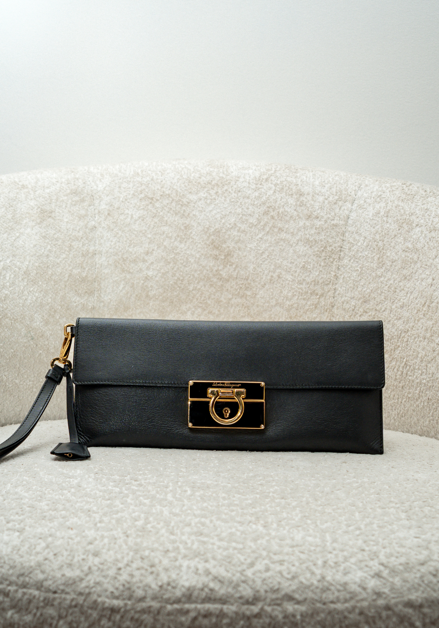 Bolso de mano de piel negra