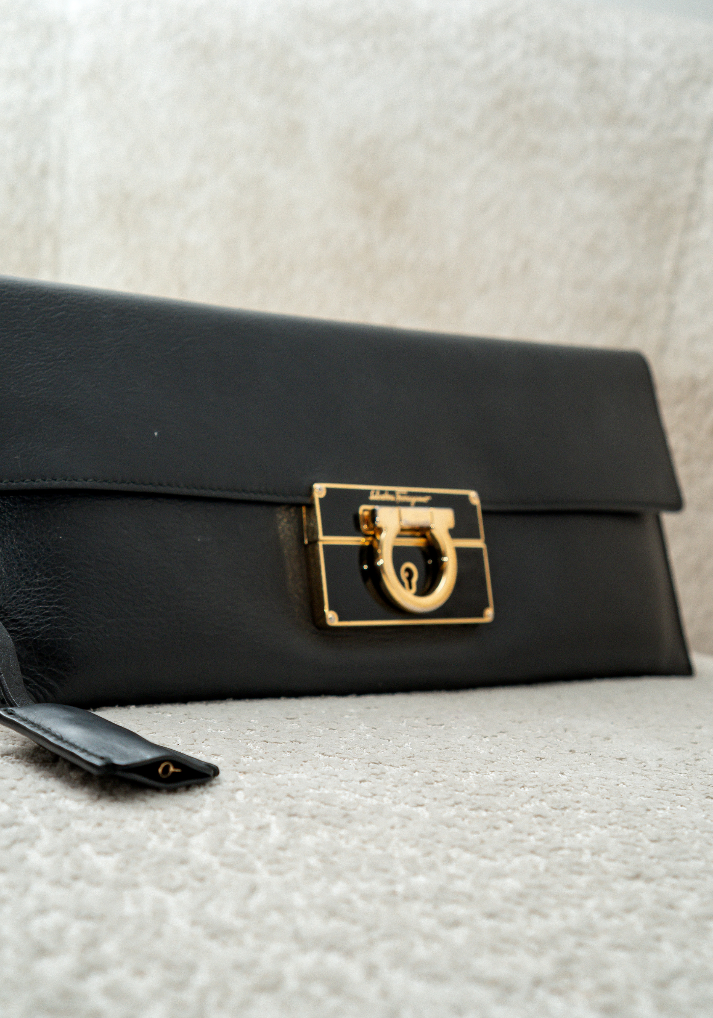 Bolso de mano de piel negra