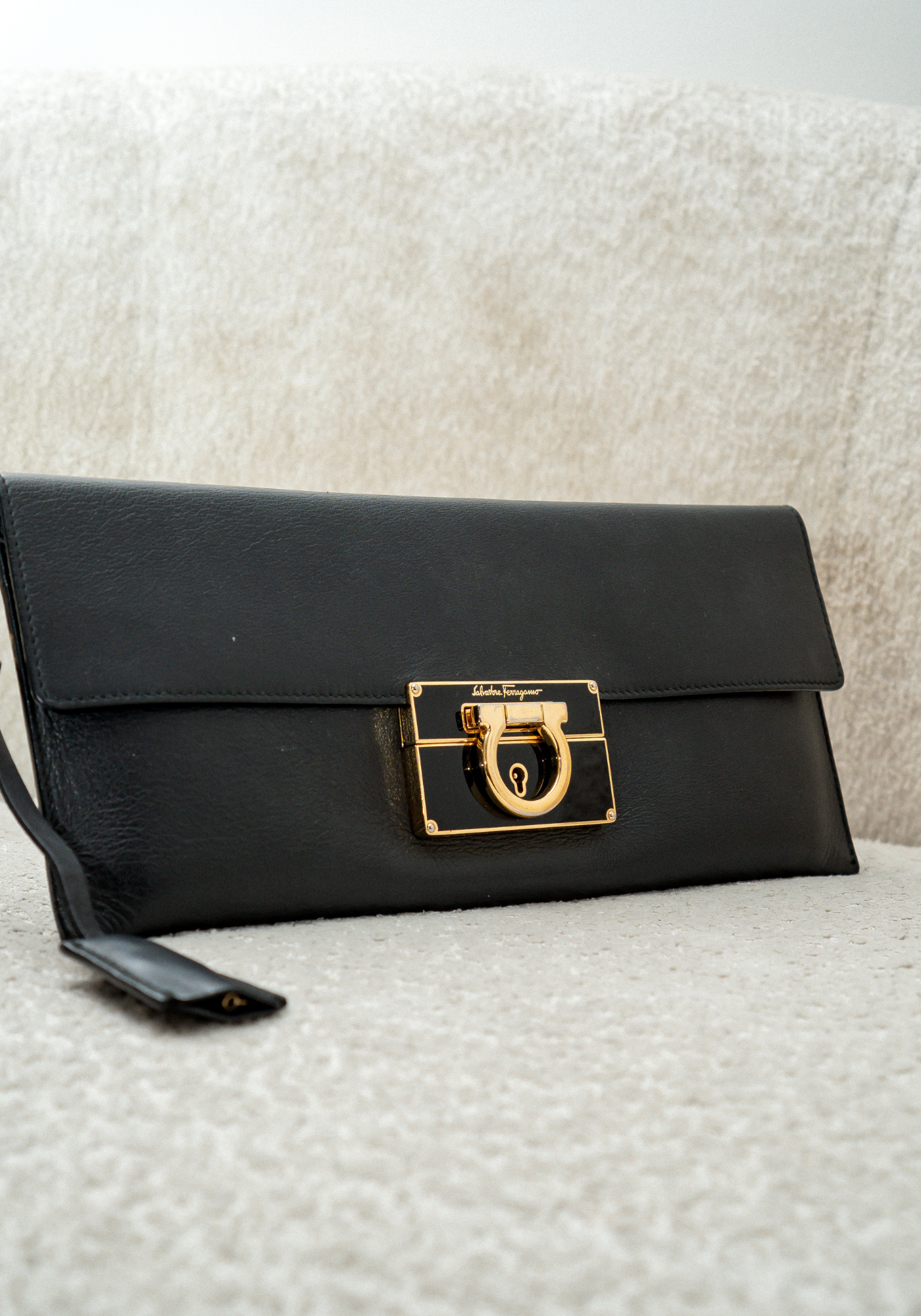 Bolso de mano de piel negra