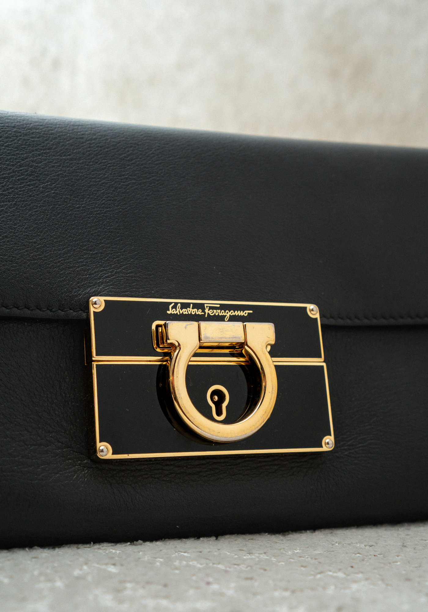 Bolso de mano de piel negra