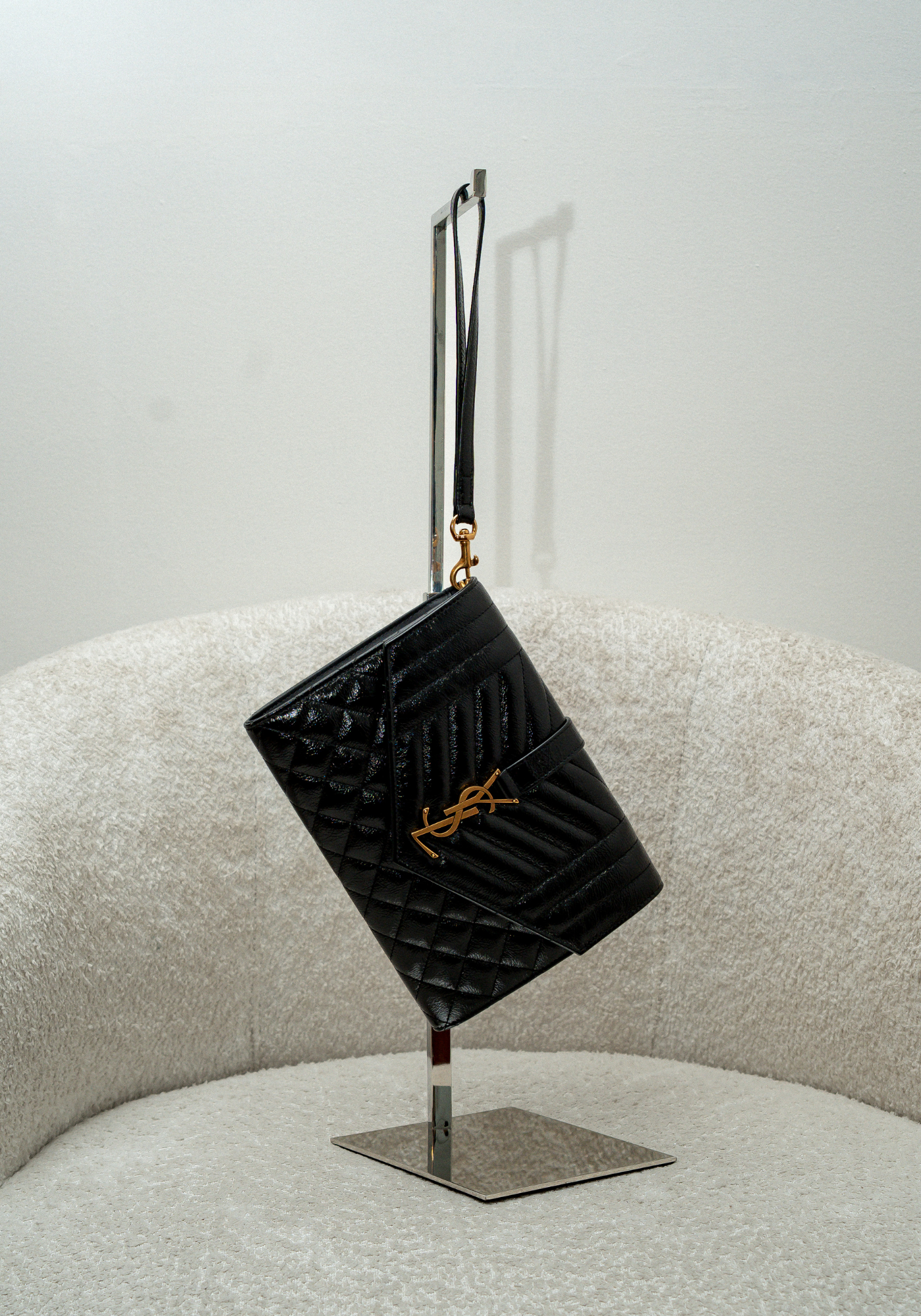 Cartera tipo sobre con solapa