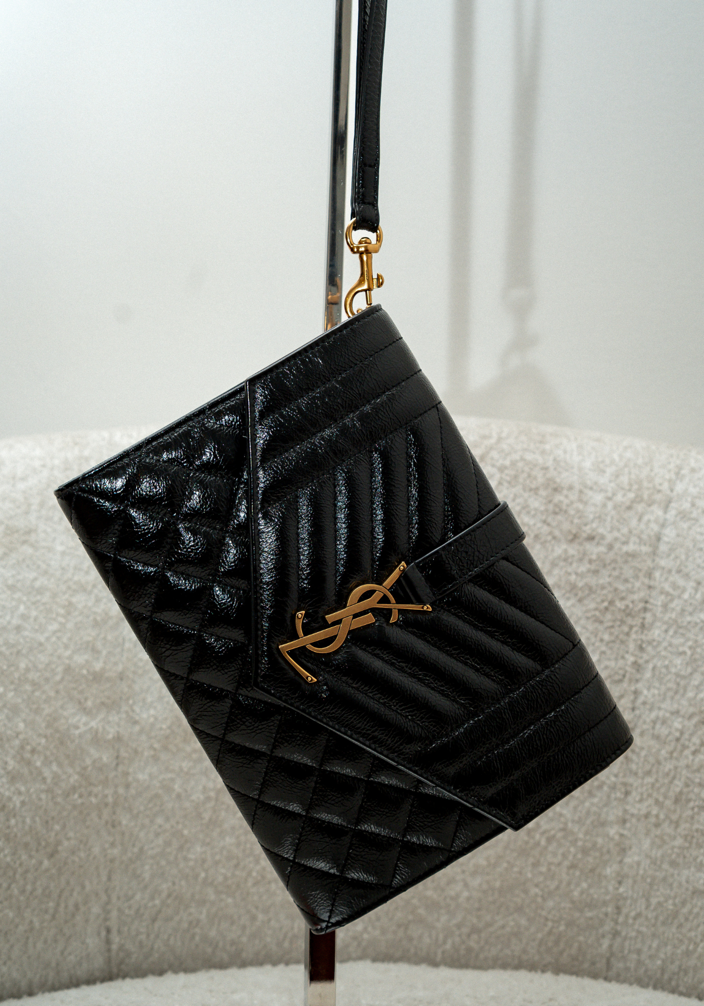 Cartera tipo sobre con solapa