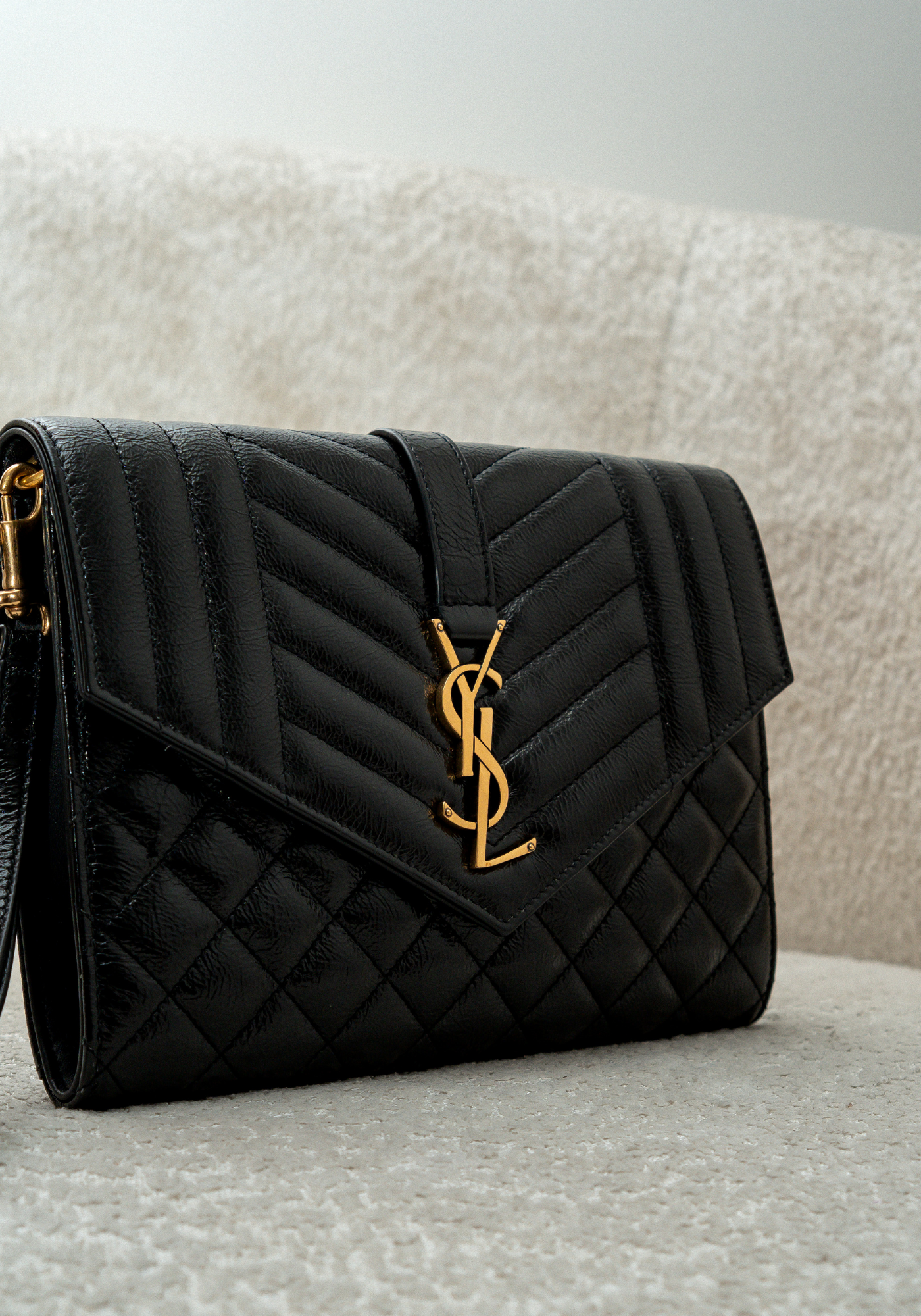 Cartera tipo sobre con solapa