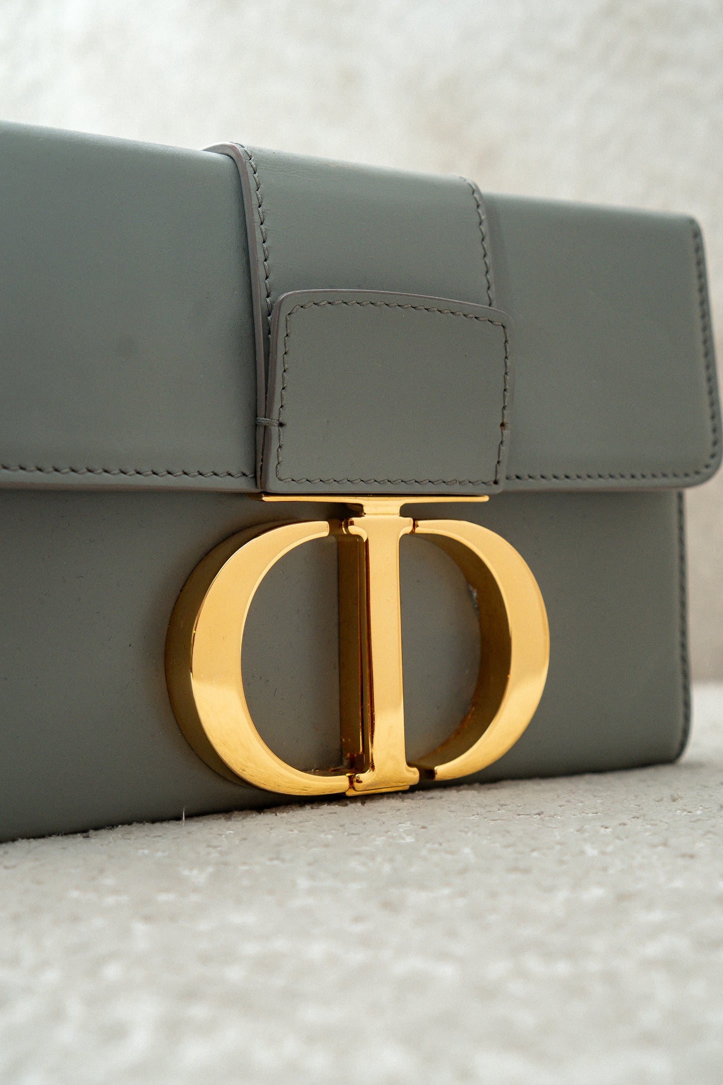 Bolso Montaigne 30 de piel de becerro gris con herrajes dorados