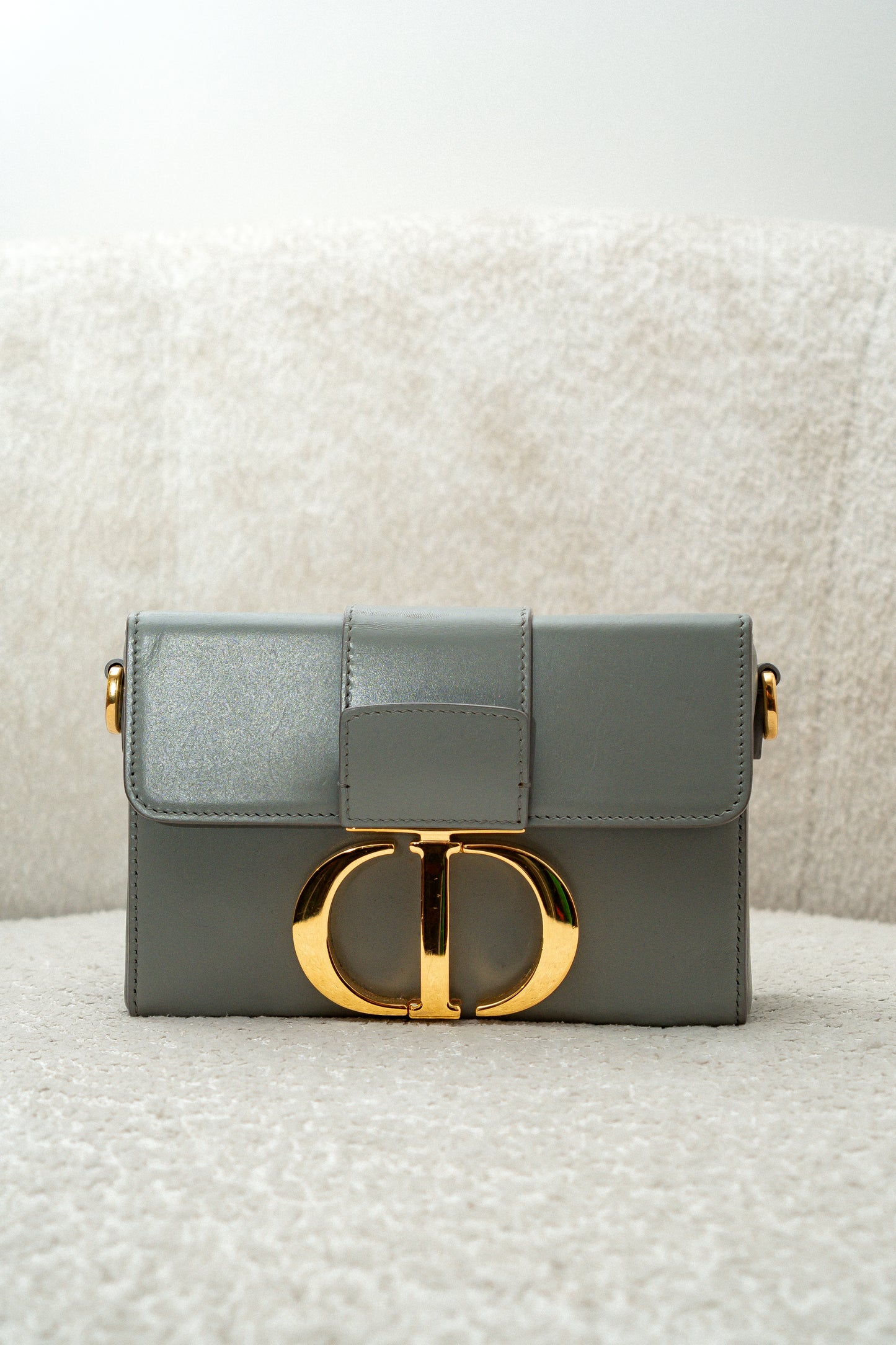 Bolso Montaigne 30 de piel de becerro gris con herrajes dorados