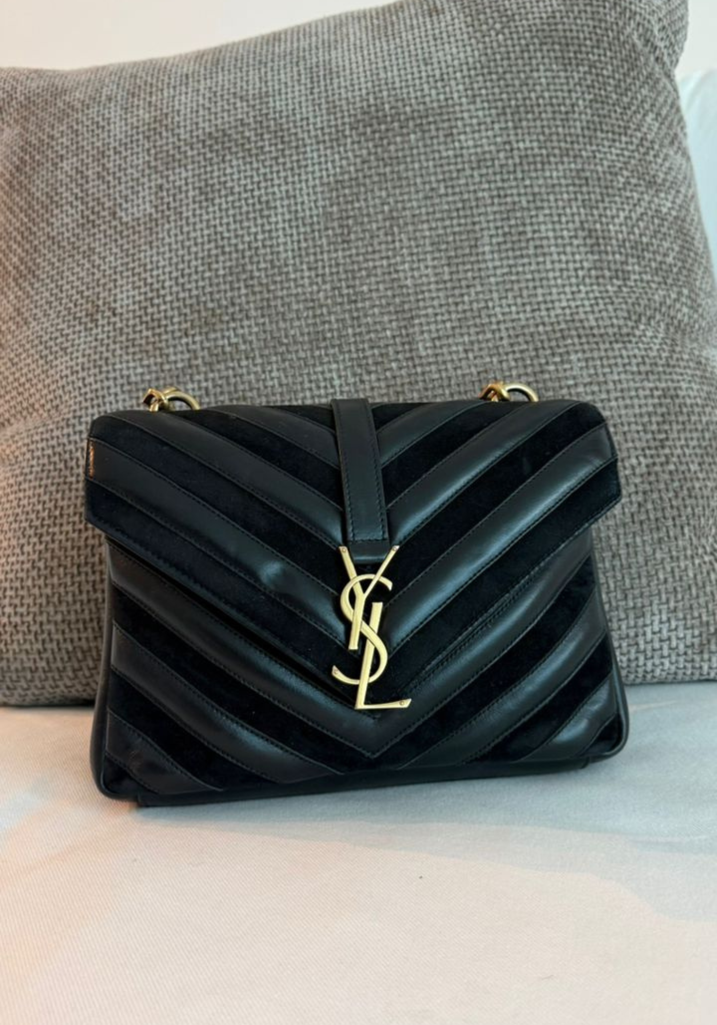 Cartera tipo sobre con solapa