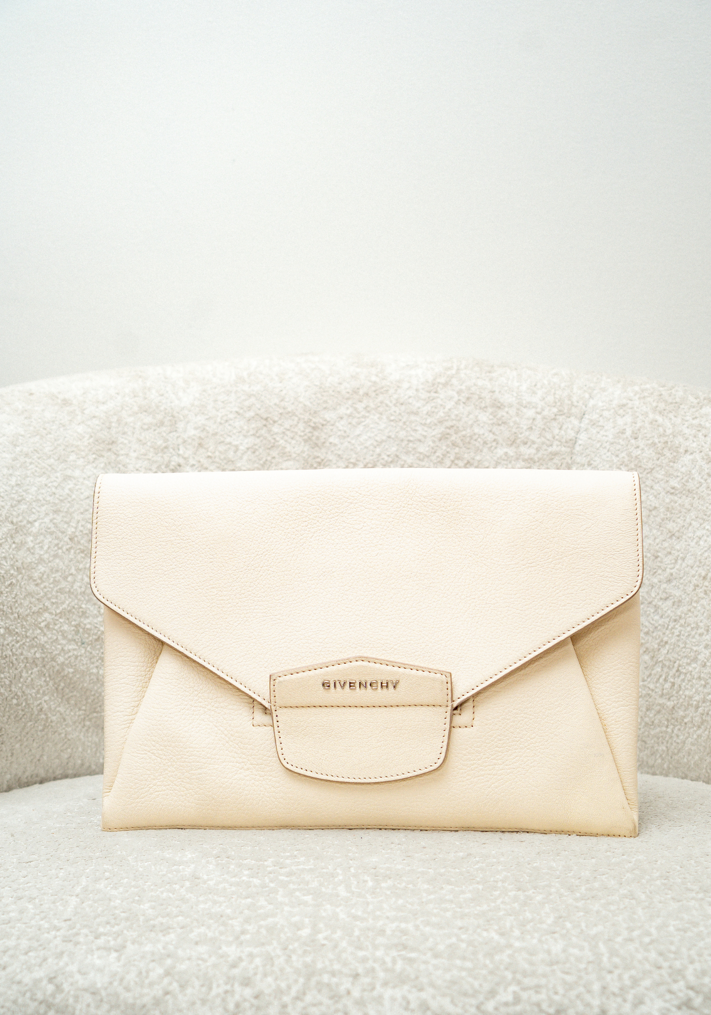 Bolso de mano tipo sobre Antigona mediano