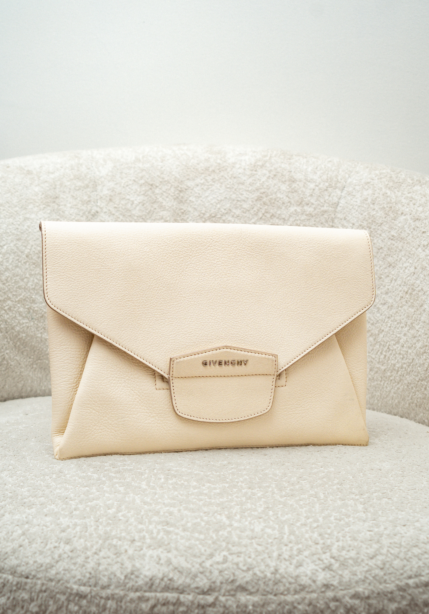 Bolso de mano tipo sobre Antigona mediano