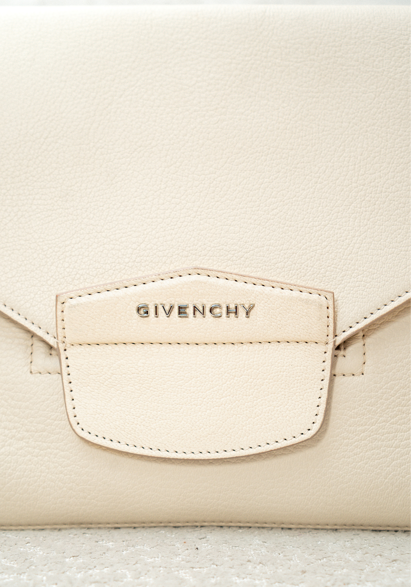 Bolso de mano tipo sobre Antigona mediano