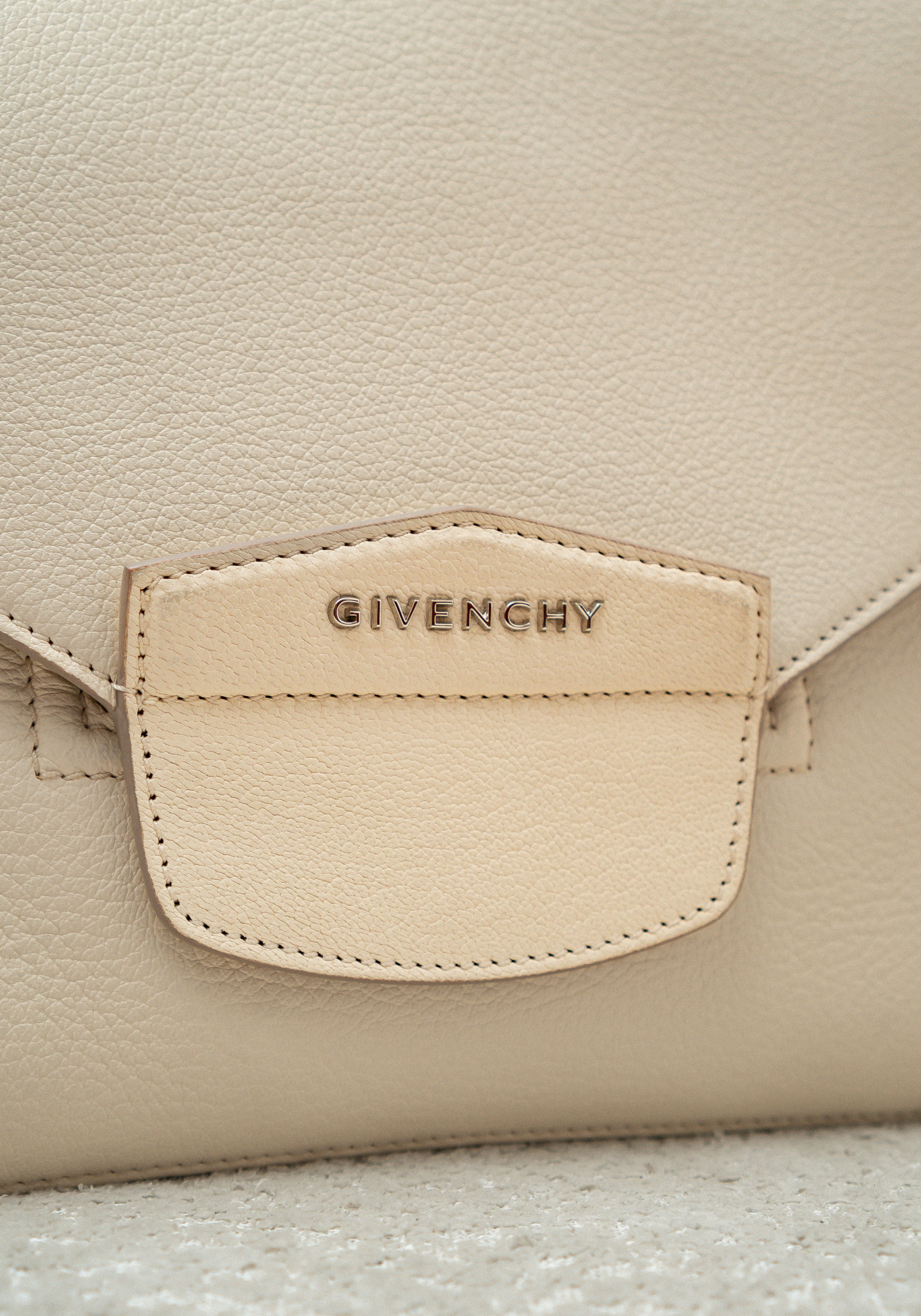 Bolso de mano tipo sobre Antigona mediano