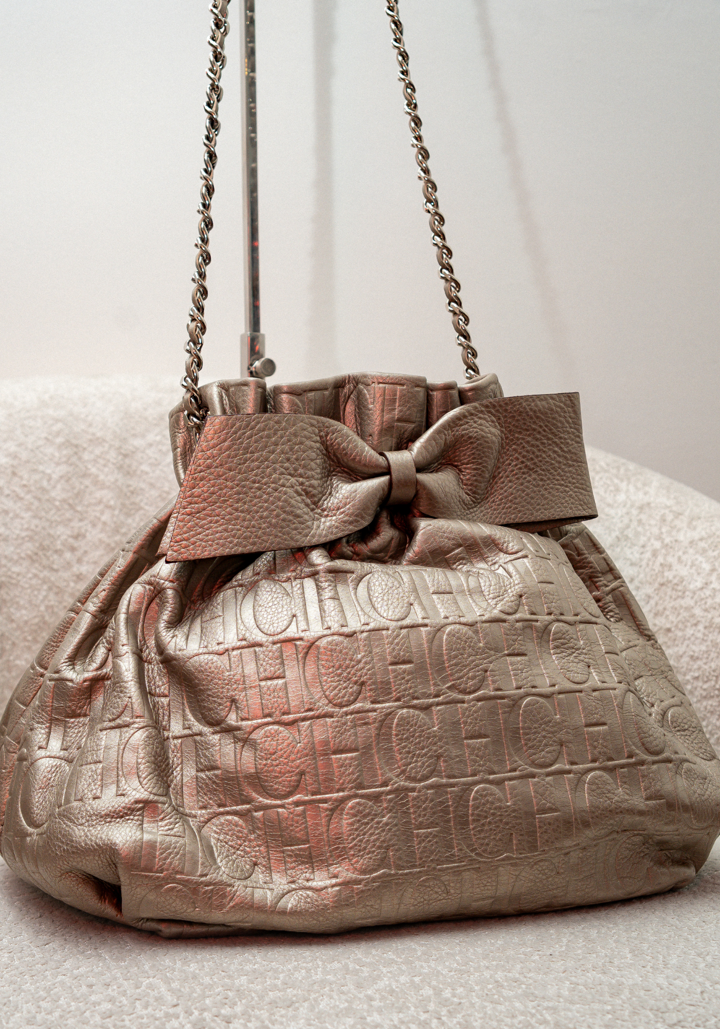 Bolsa con monograma en relieve