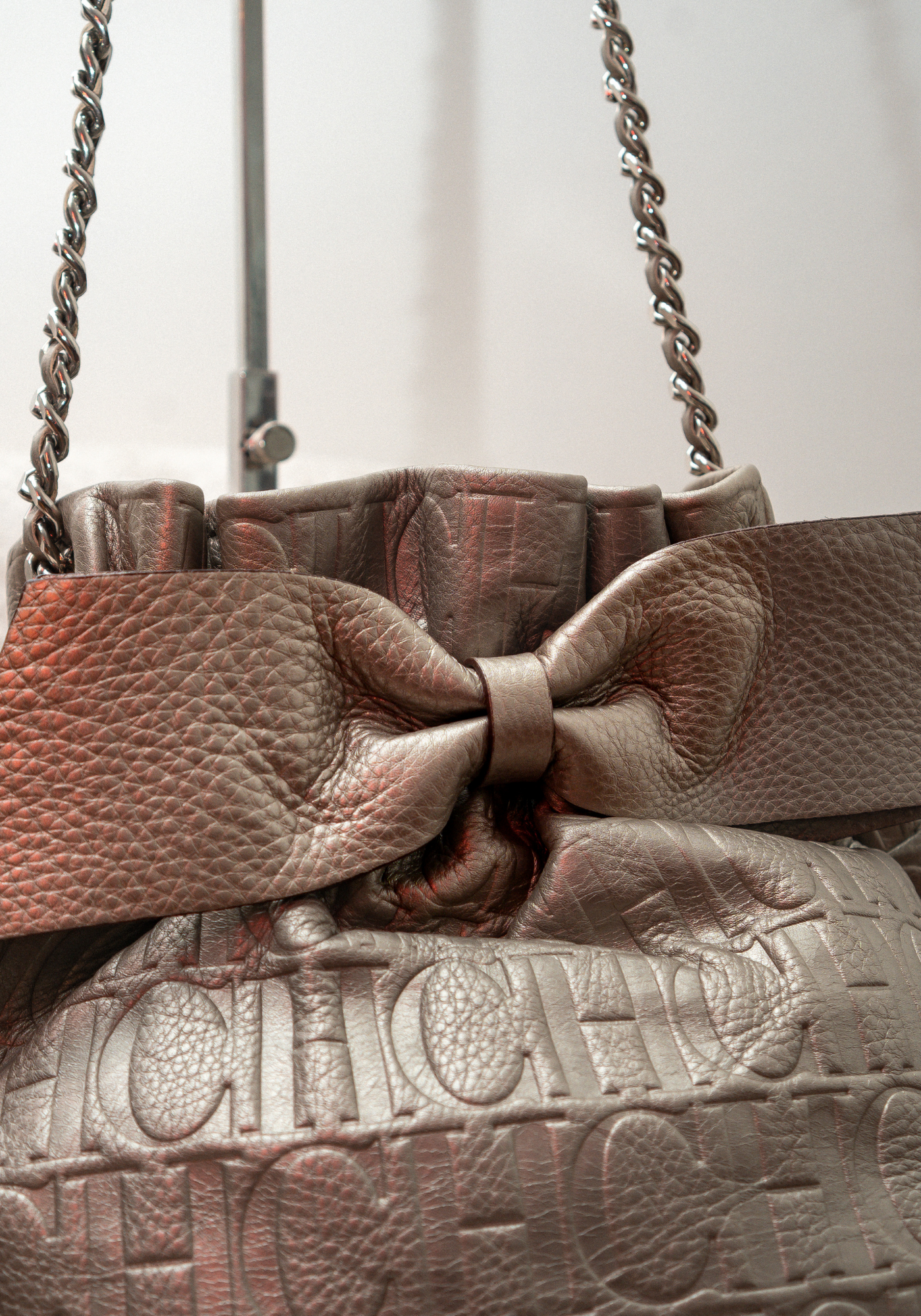 Bolsa con monograma en relieve