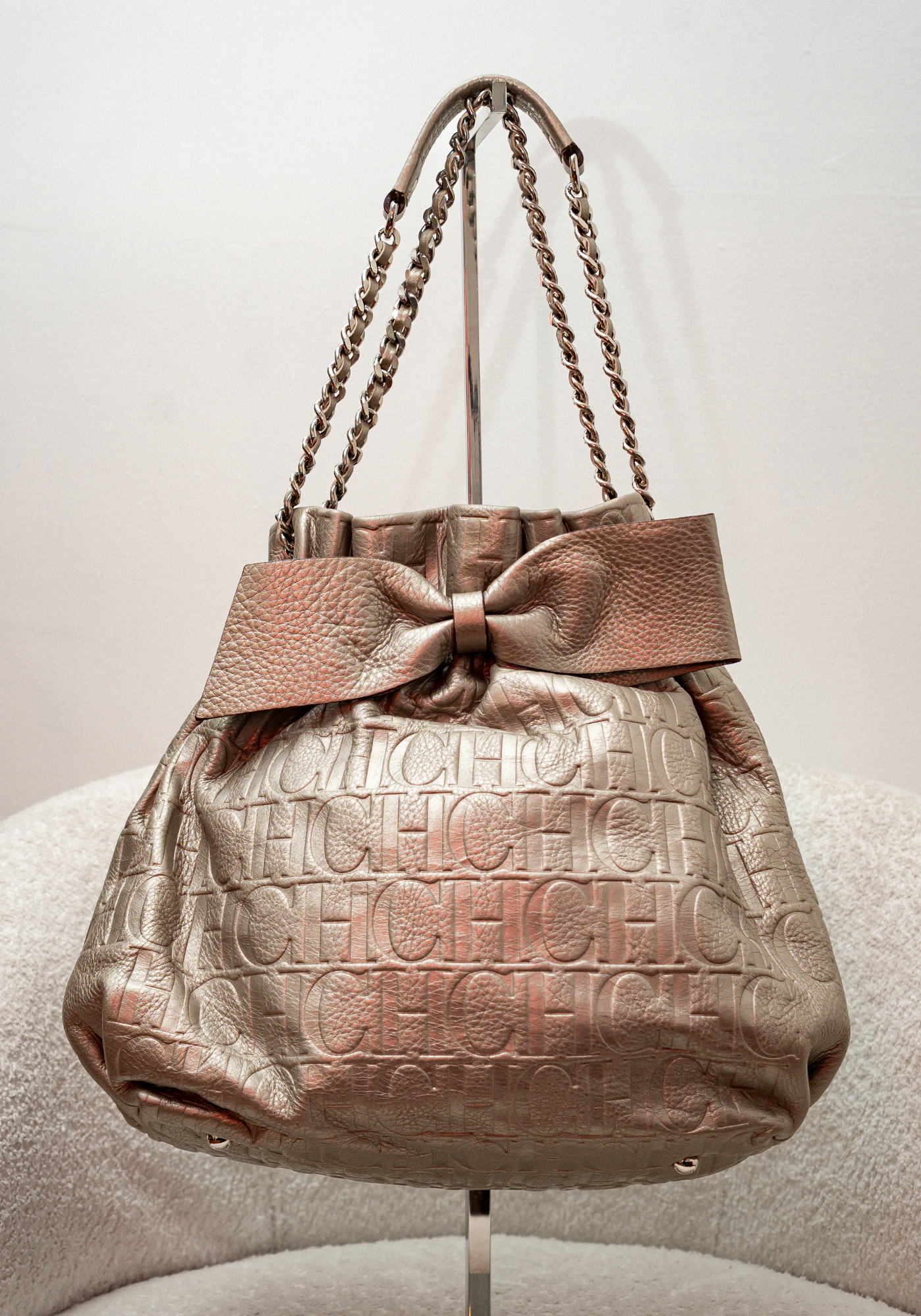 Bolsa con monograma en relieve