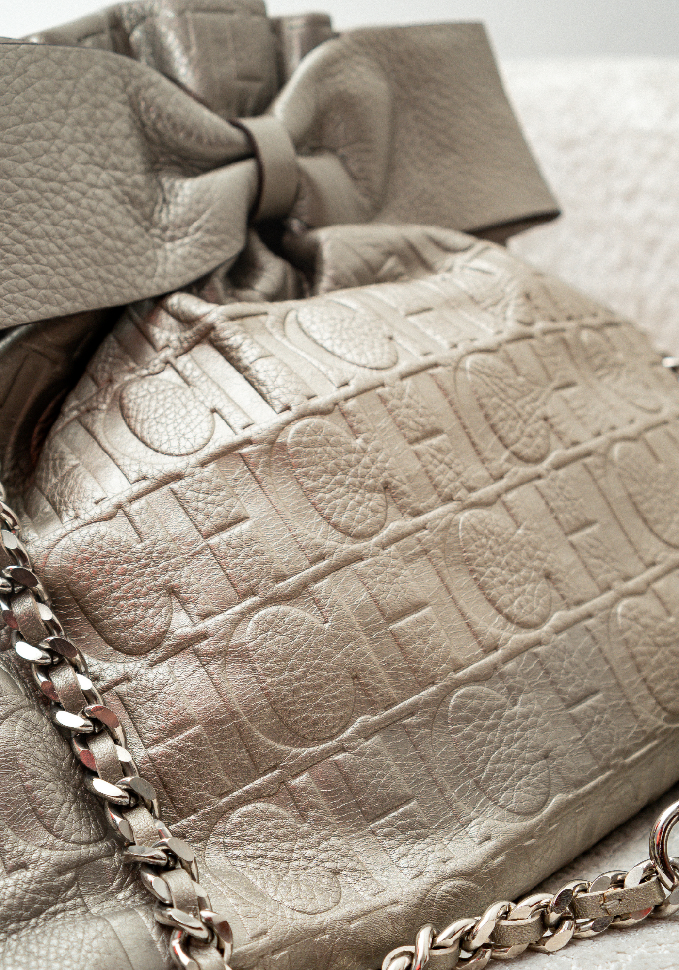 Bolsa con monograma en relieve