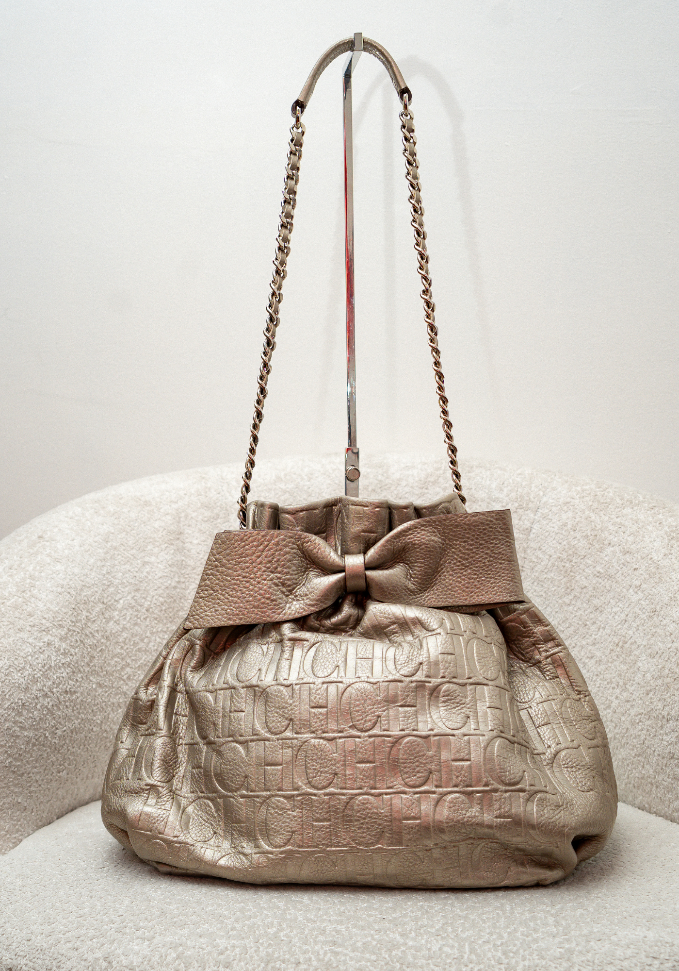 Bolsa con monograma en relieve