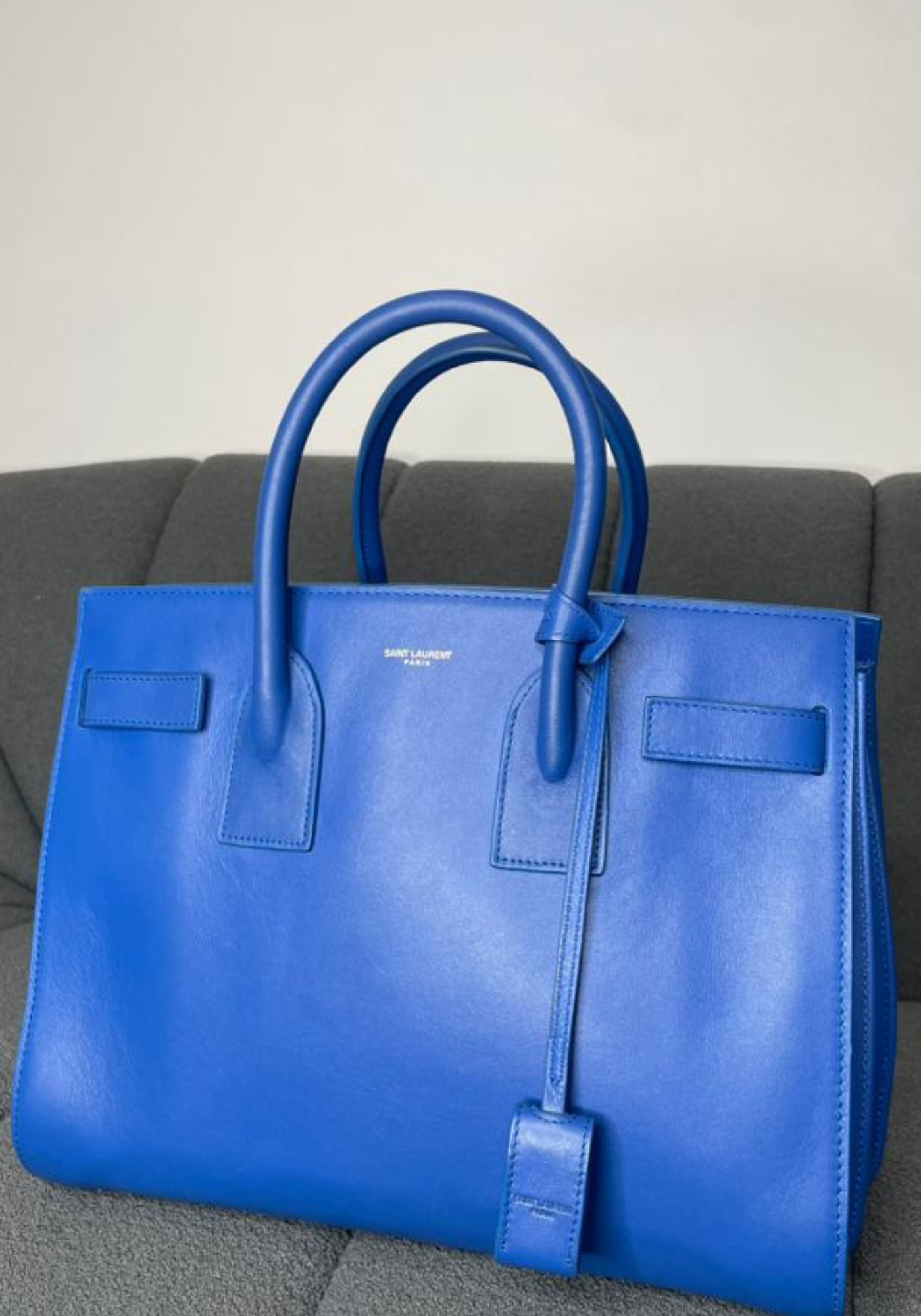 Cartera tipo sobre con solapa