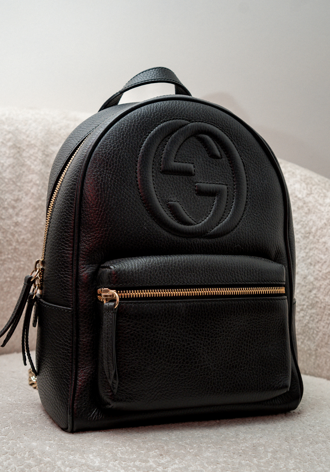 Mochila bandolera de cuero negro con cadena