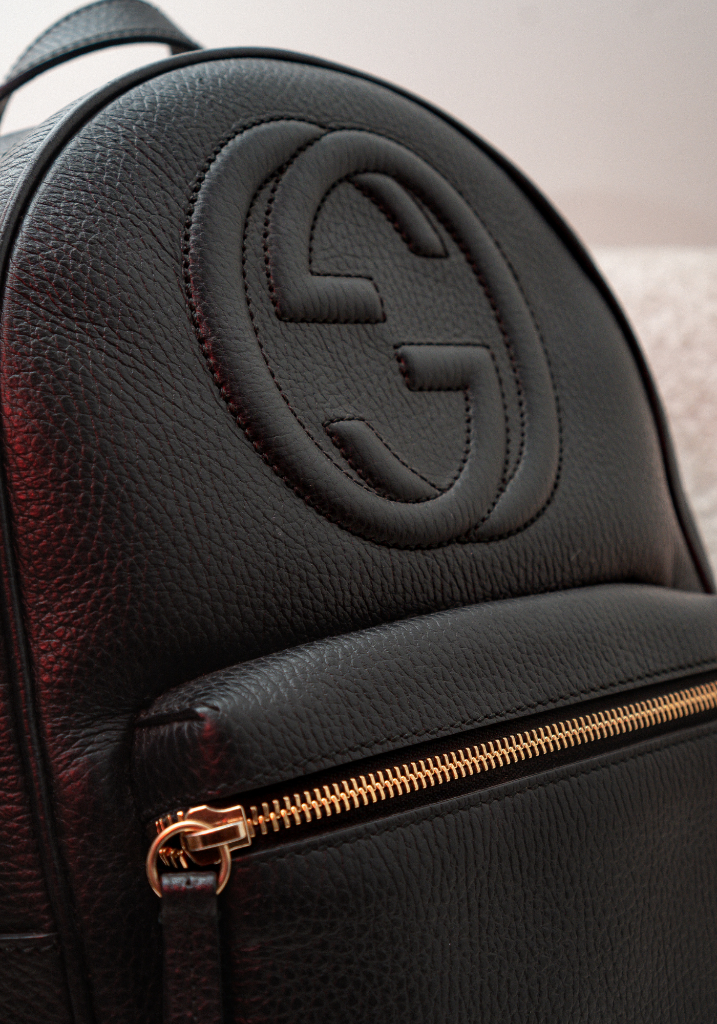 Mochila bandolera de cuero negro con cadena