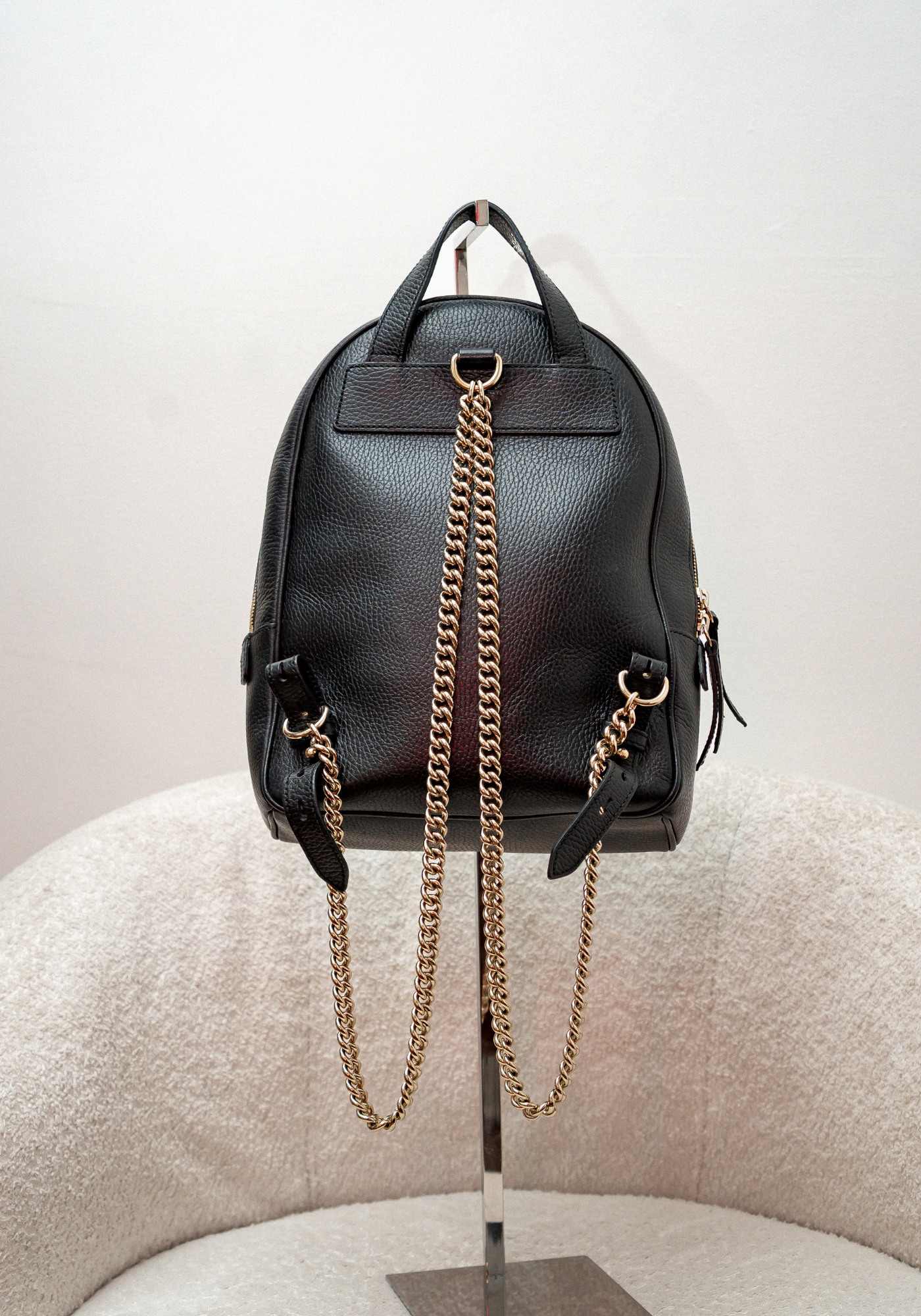 Mochila bandolera de cuero negro con cadena