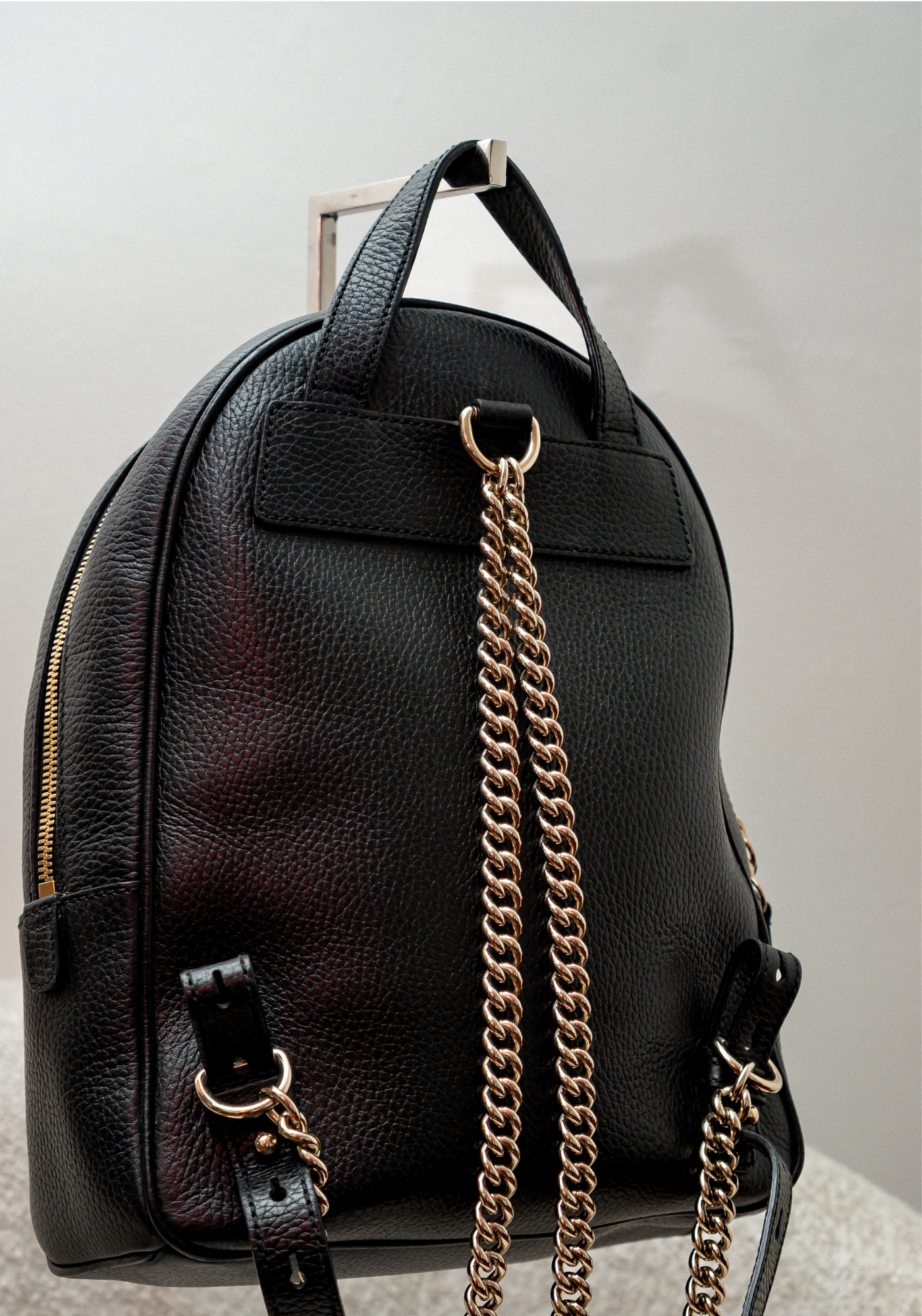 Mochila bandolera de cuero negro con cadena