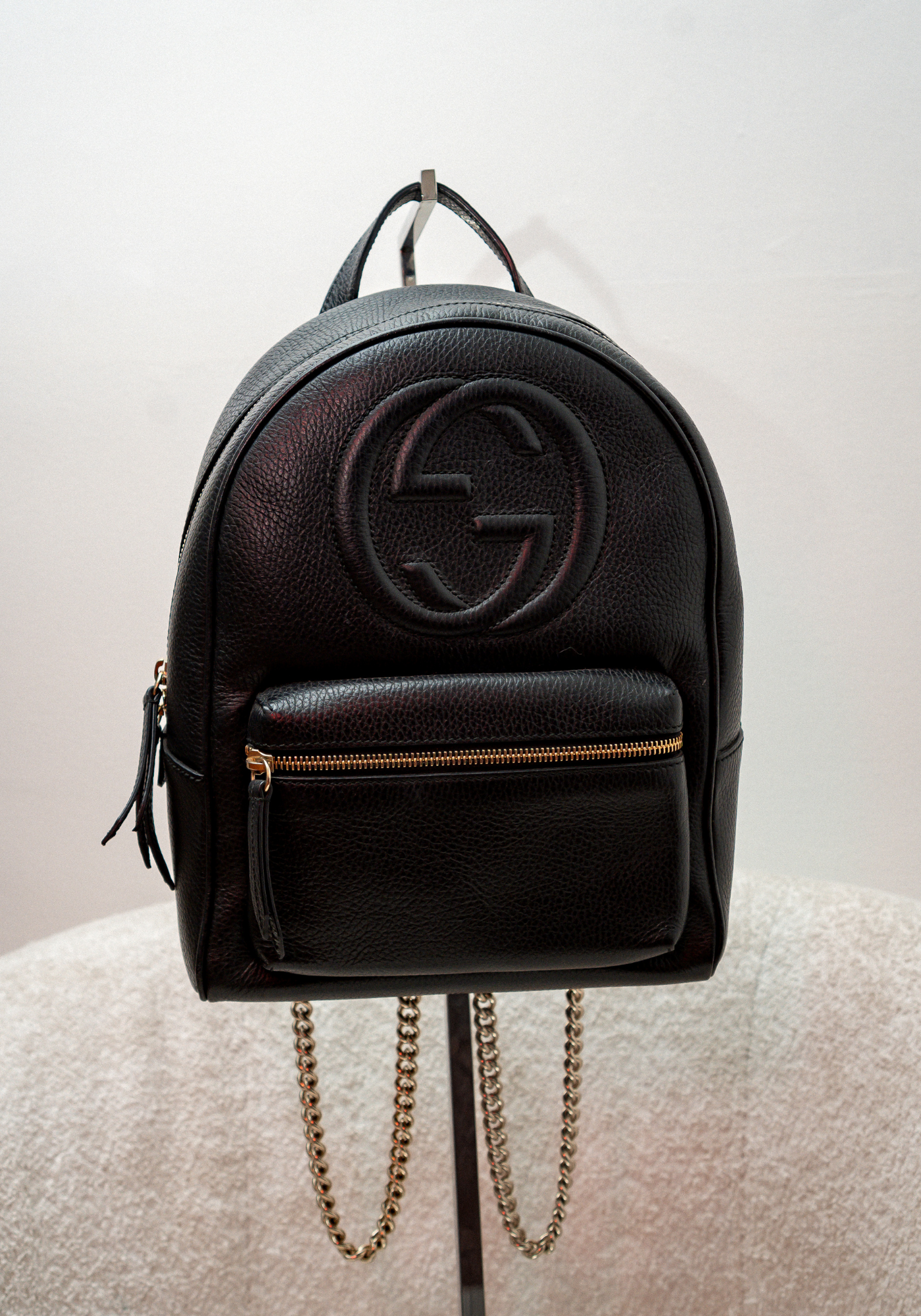 Mochila bandolera de cuero negro con cadena